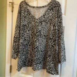 Roaman's Black and White Leaf Print Long Sleeve Top.  (69)